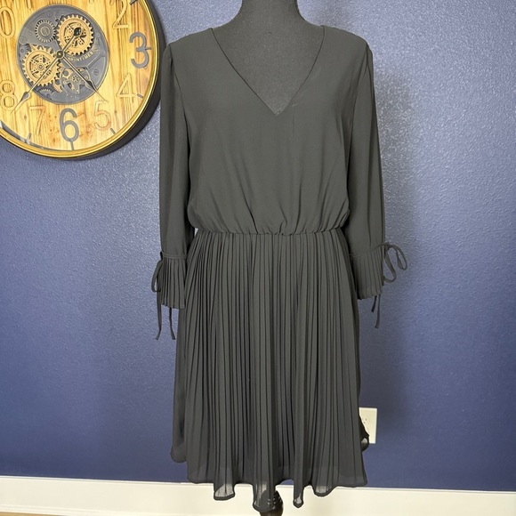 Smak Parlour Black V-Neck Pleated 3/4 Sleeve Dress, Size Large - Picture 1 of 7